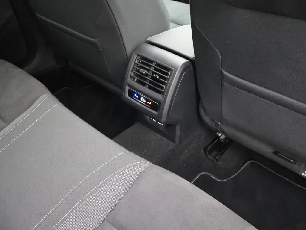 Volkswagen-Golf-image-14