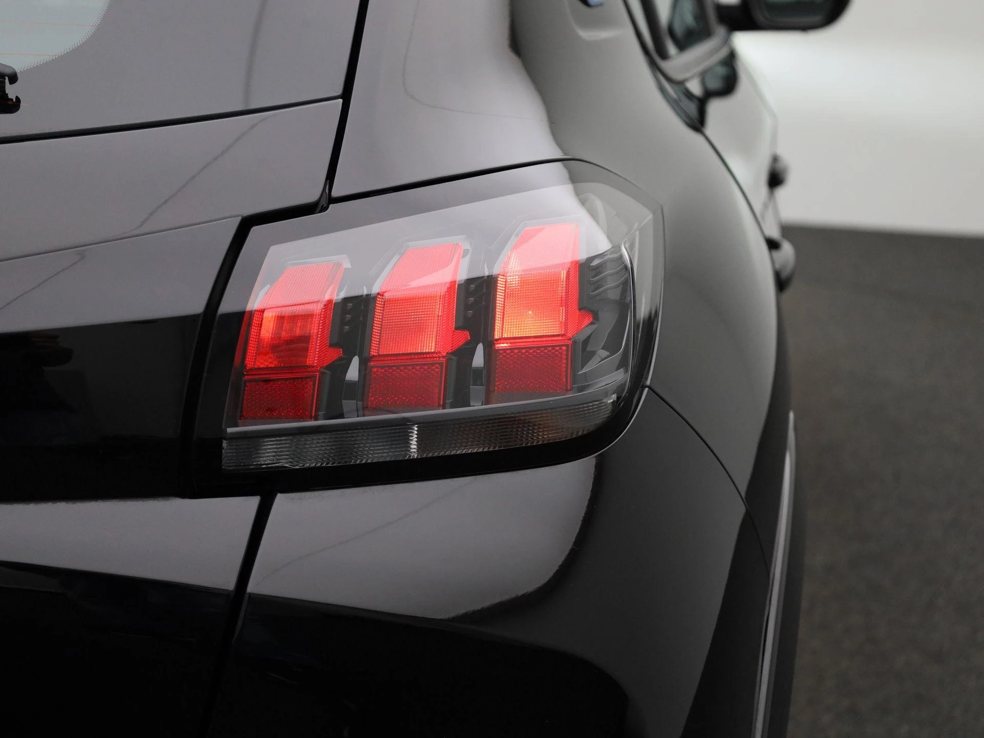 Peugeot-e-208-image-32