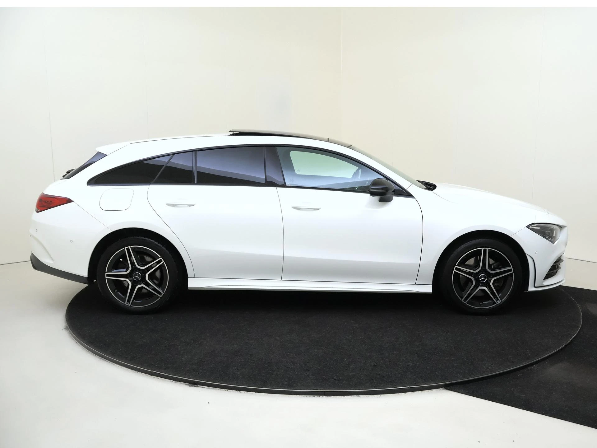 Mercedes-Benz-CLA-image-8