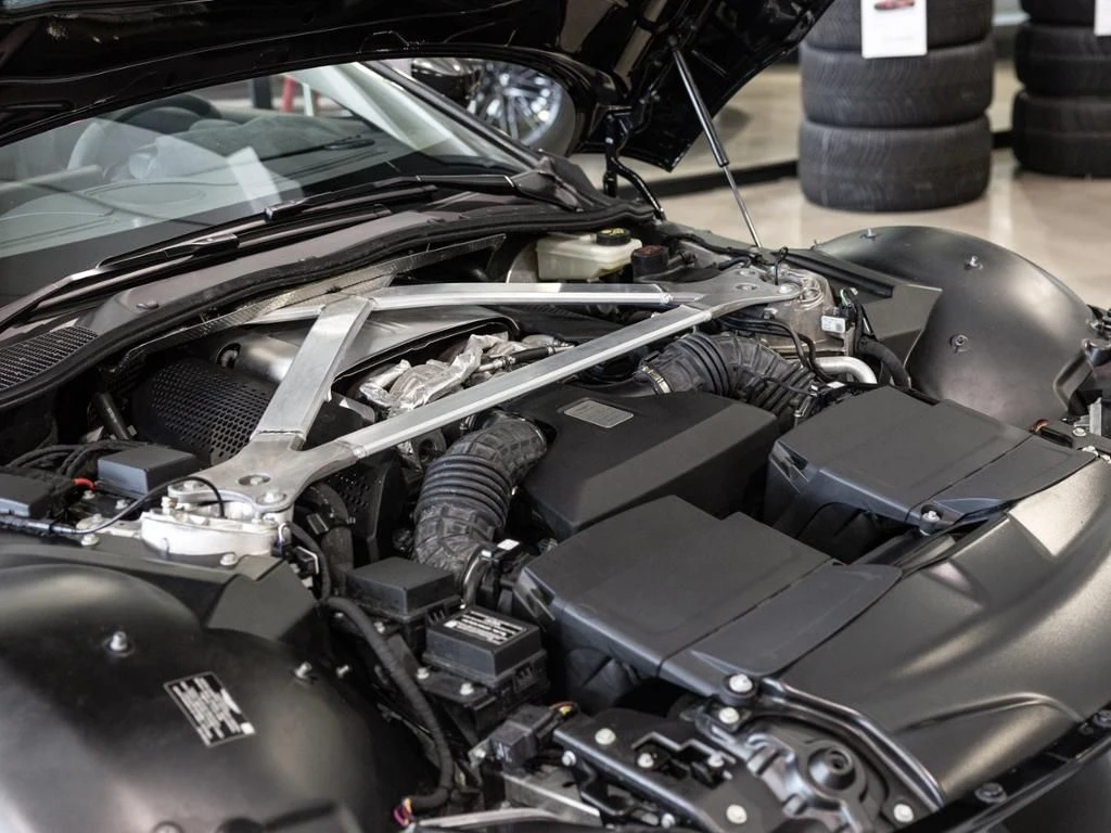 Aston Martin-V8 Vantage-image-17