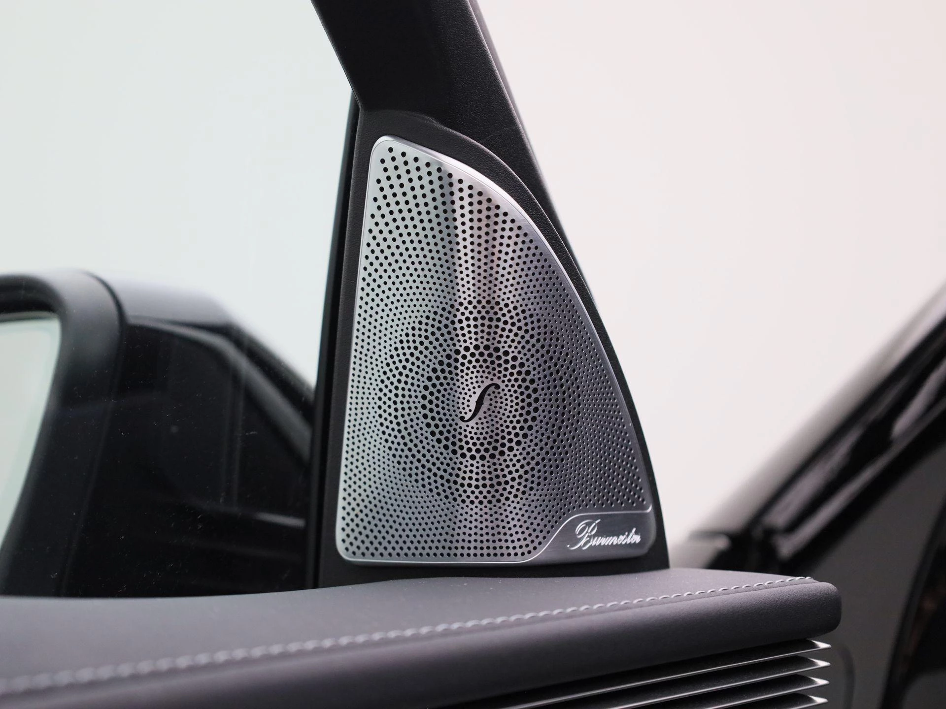 Mercedes-Benz-EQC-image-33