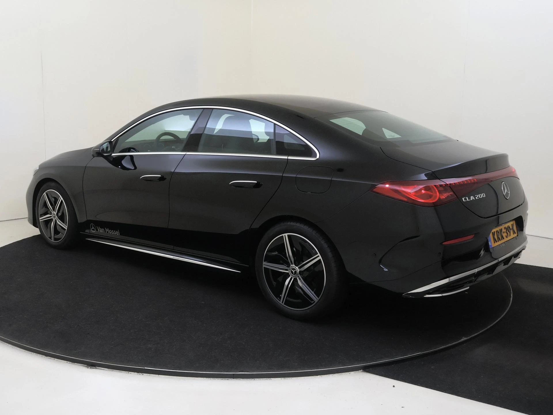 Mercedes-Benz-CLA-image-2