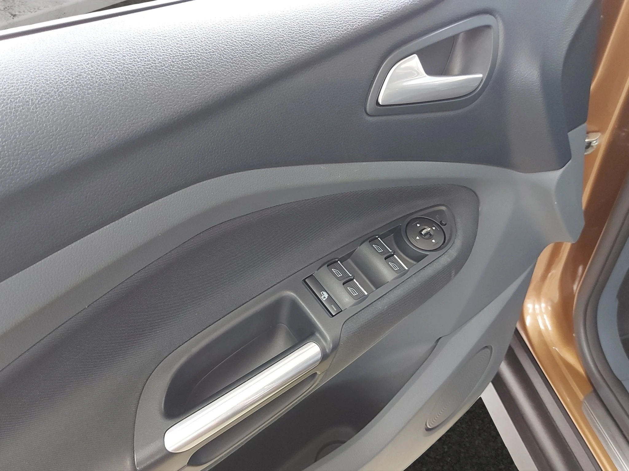 Ford-C-MAX-image-16