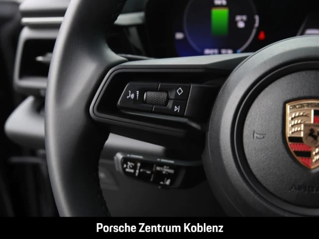 Porsche Macan 4 -