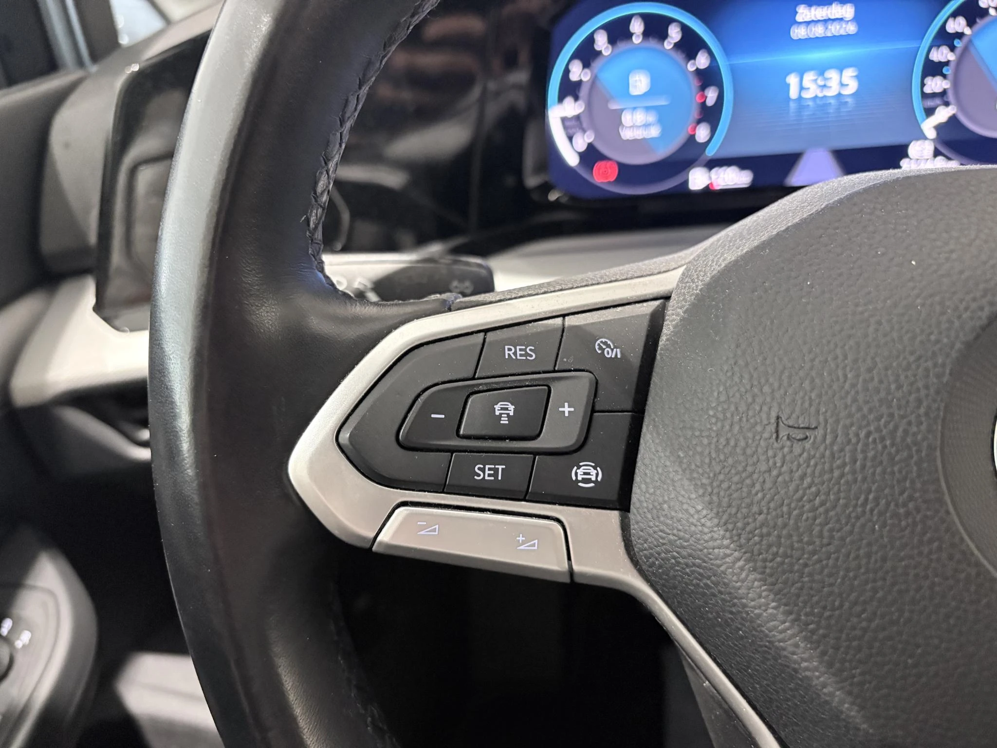 Volkswagen-Golf-image-12