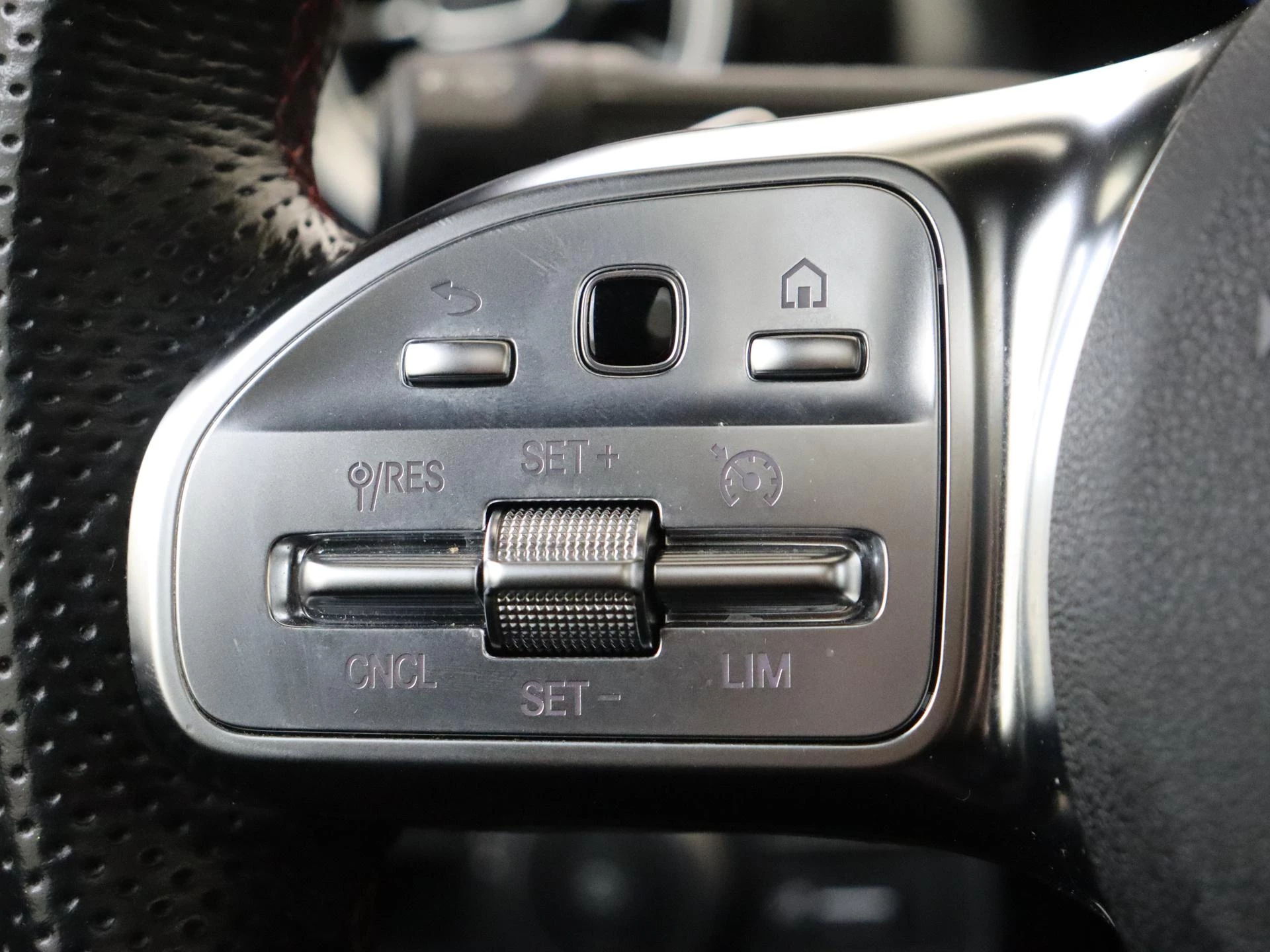 Mercedes-Benz-CLA-image-12