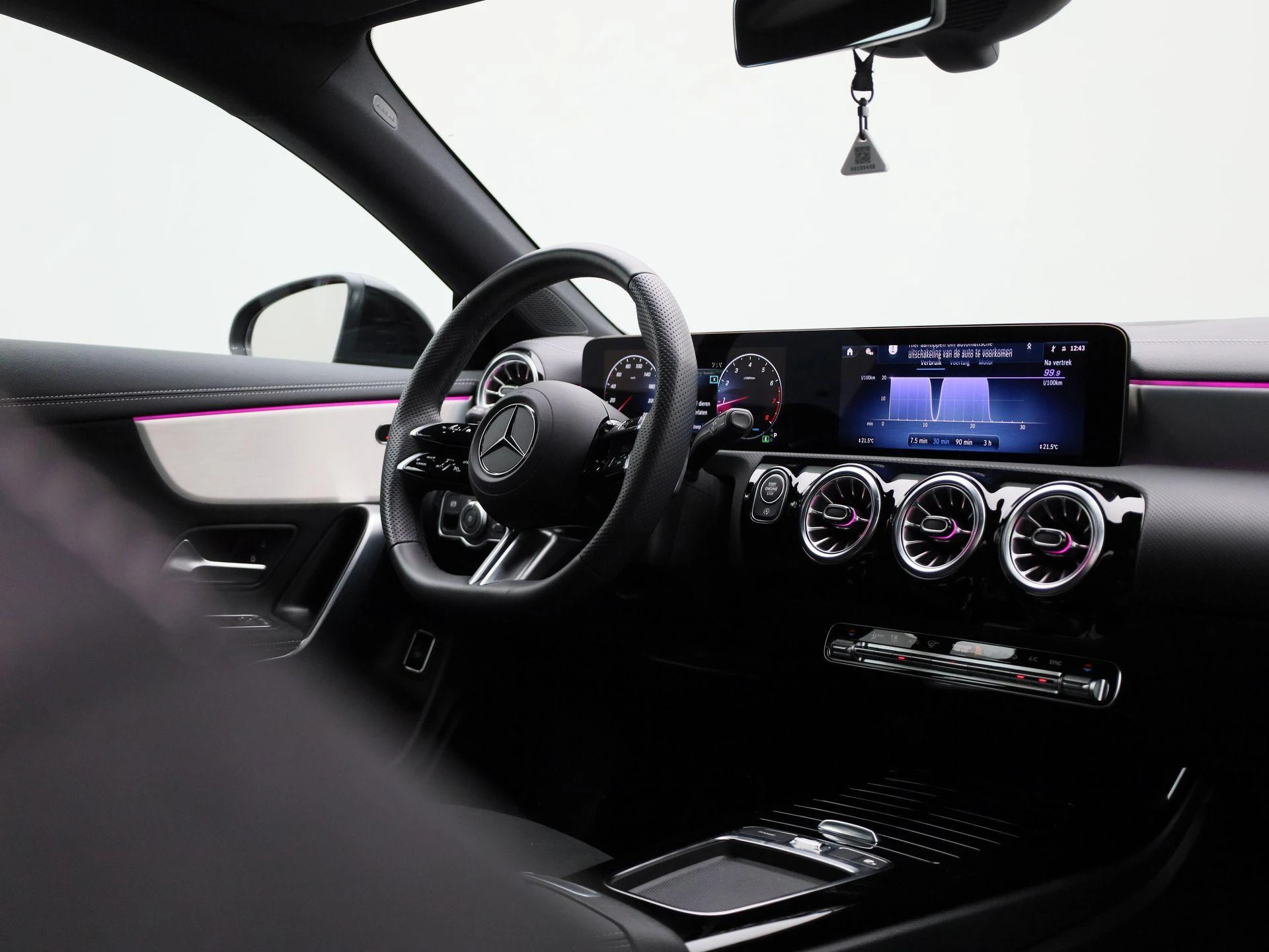 Mercedes-Benz-CLA-image-38