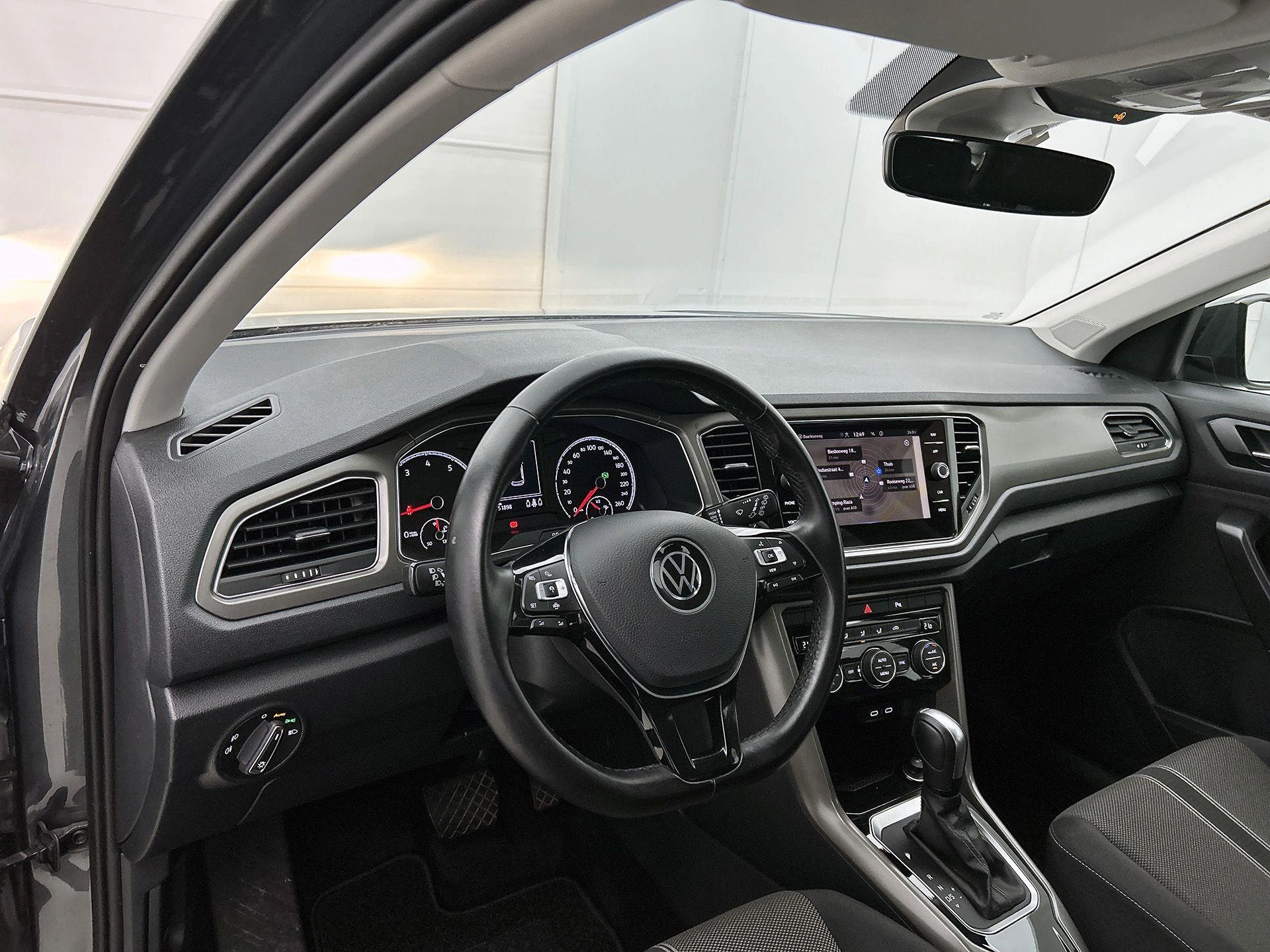 Volkswagen-T-Roc-image-16