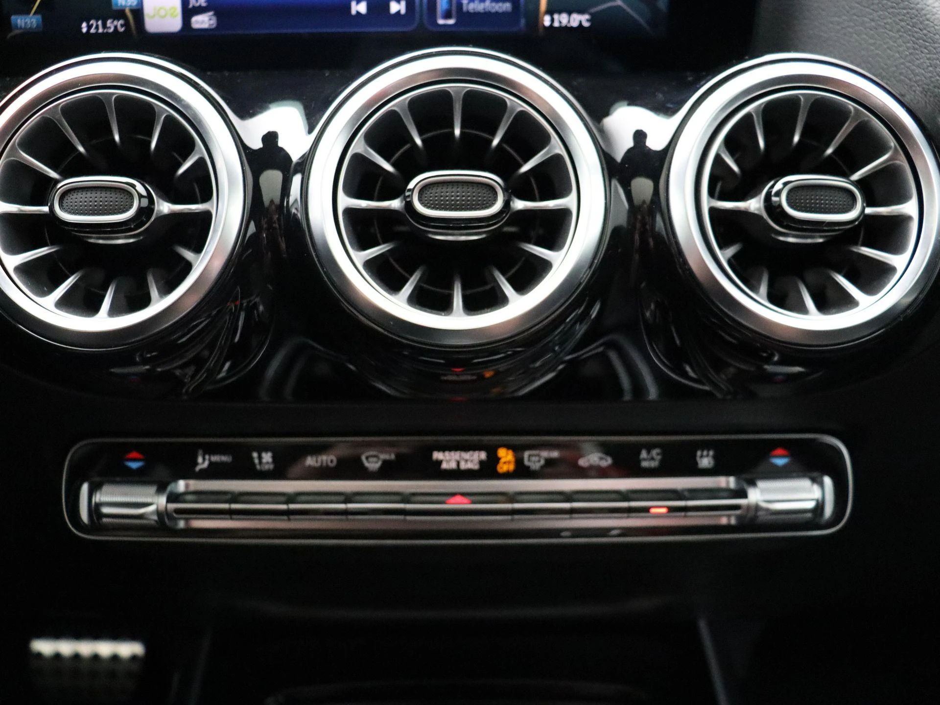 Mercedes-Benz-GLA-image-24