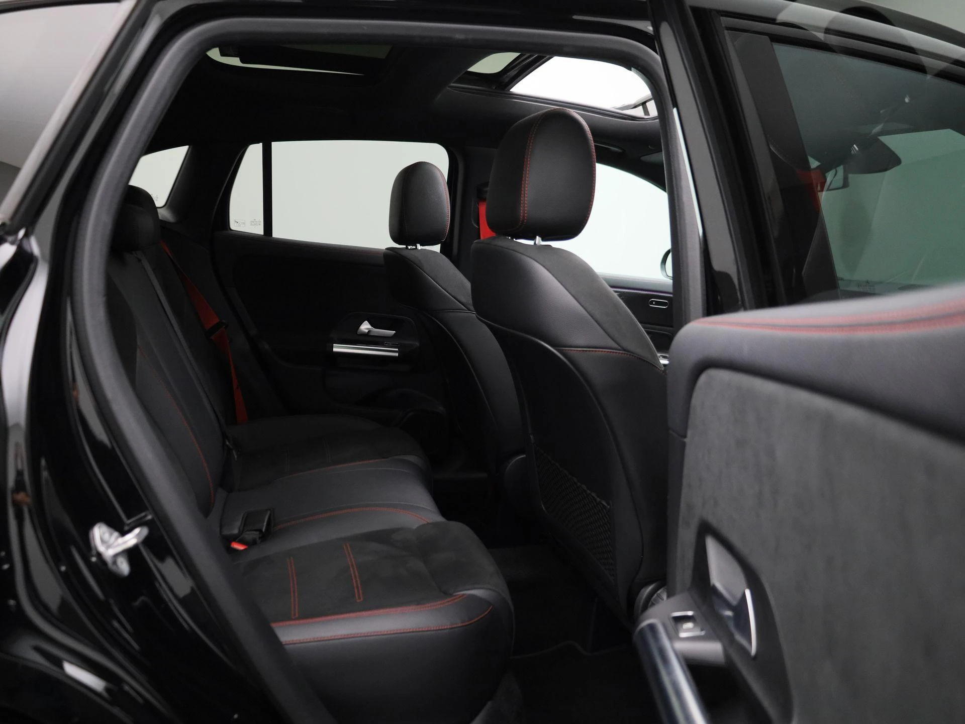 Mercedes-Benz-GLA-image-41