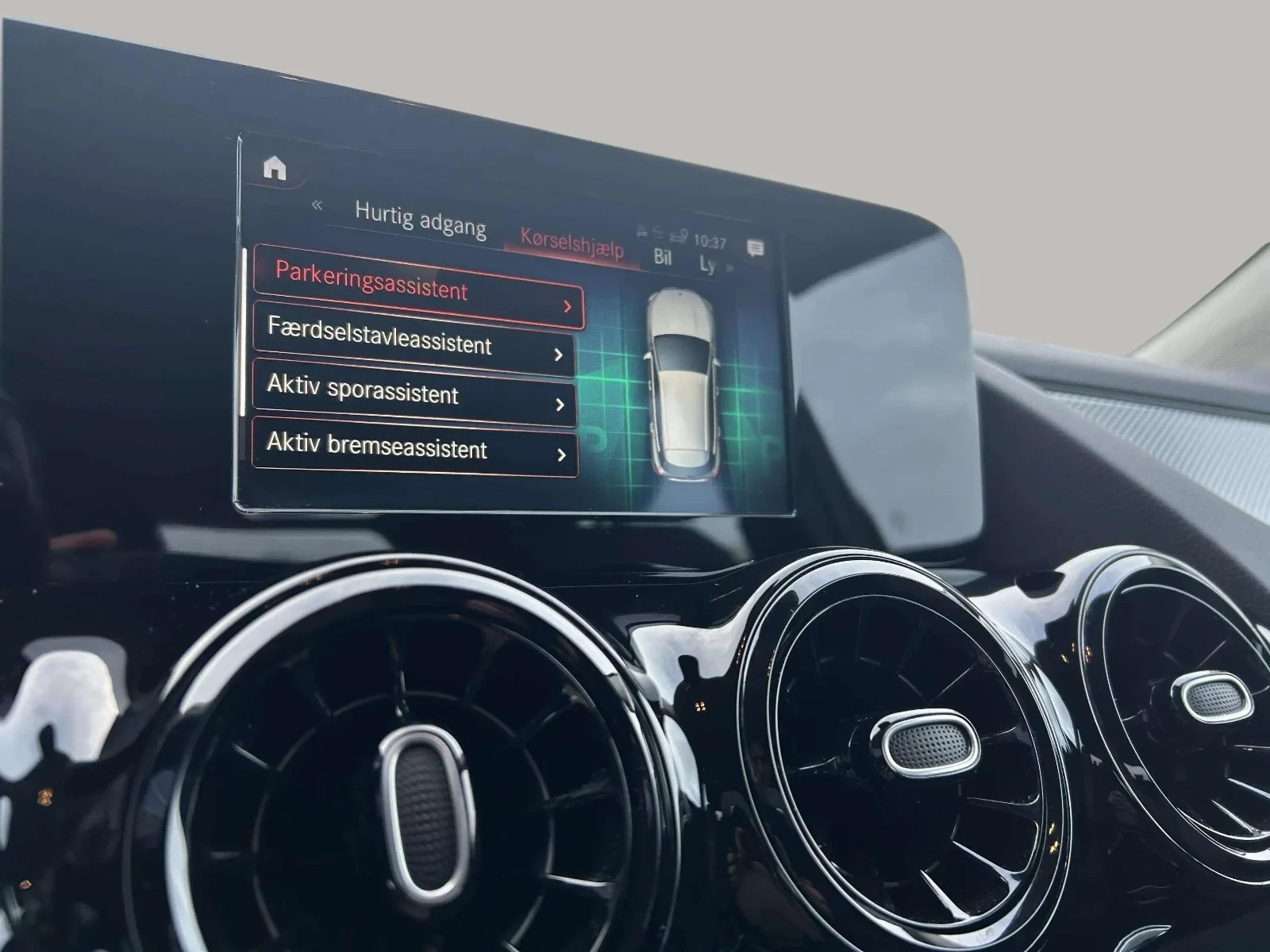 Mercedes-Benz-GLA-image-16