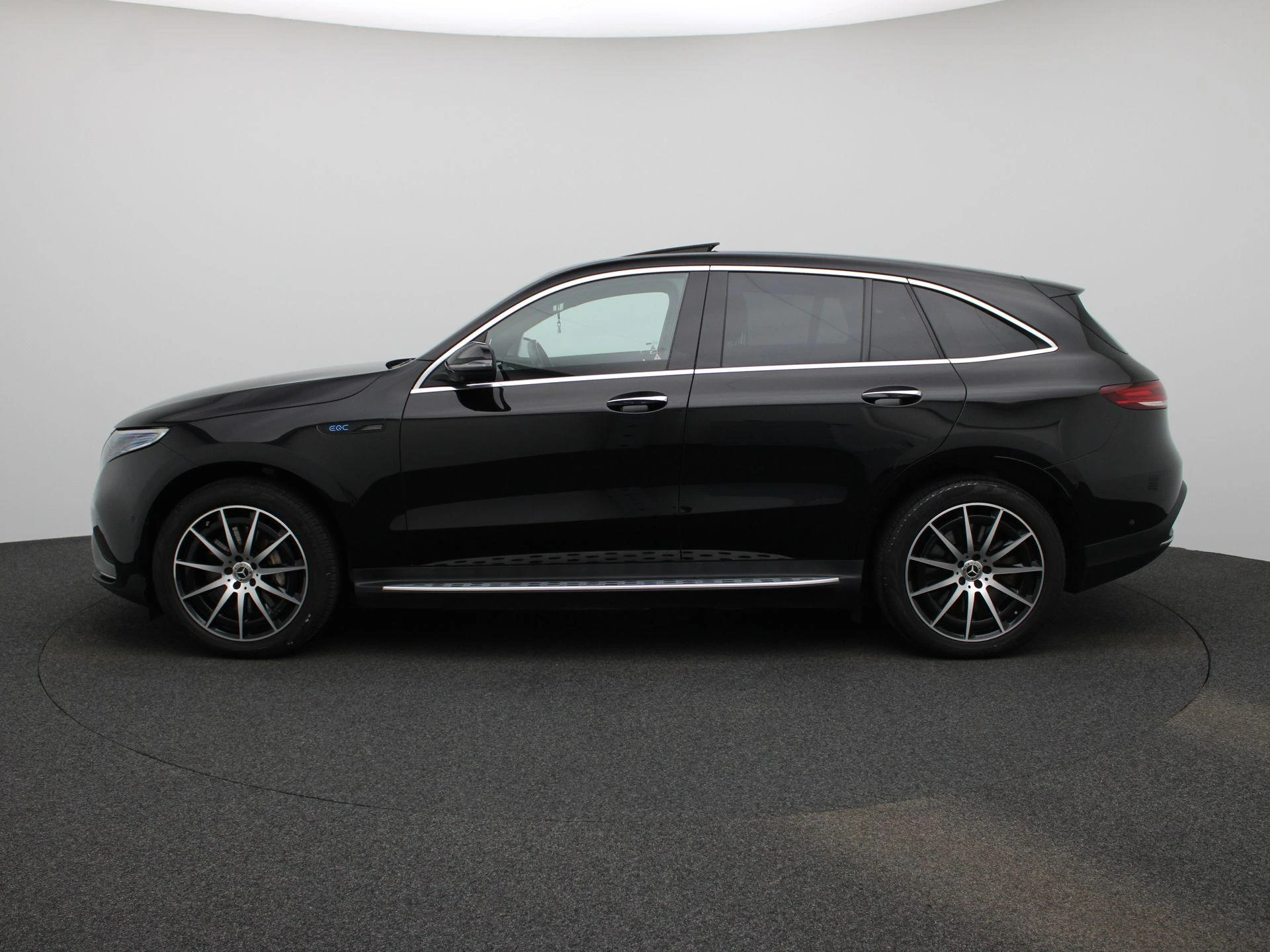 Mercedes-Benz-EQC-image-3