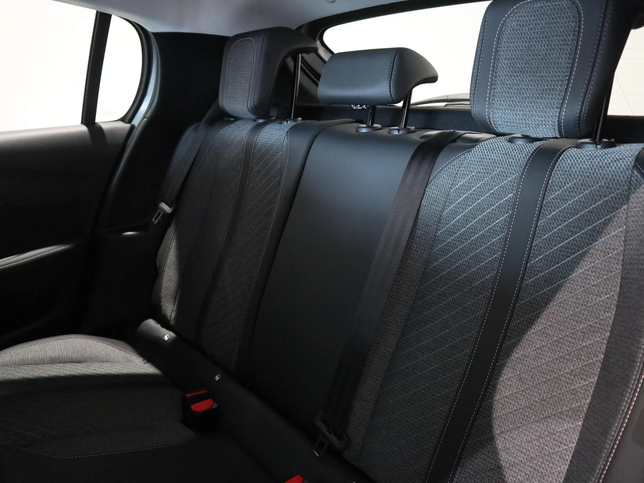 Peugeot 208 Allure Hybrid 110 e-DCS8