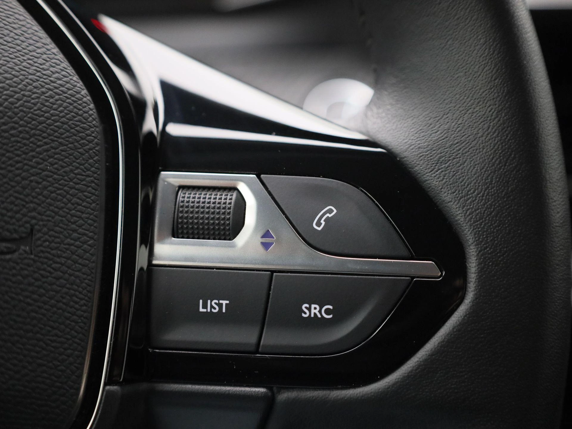 Peugeot-e-2008-image-26