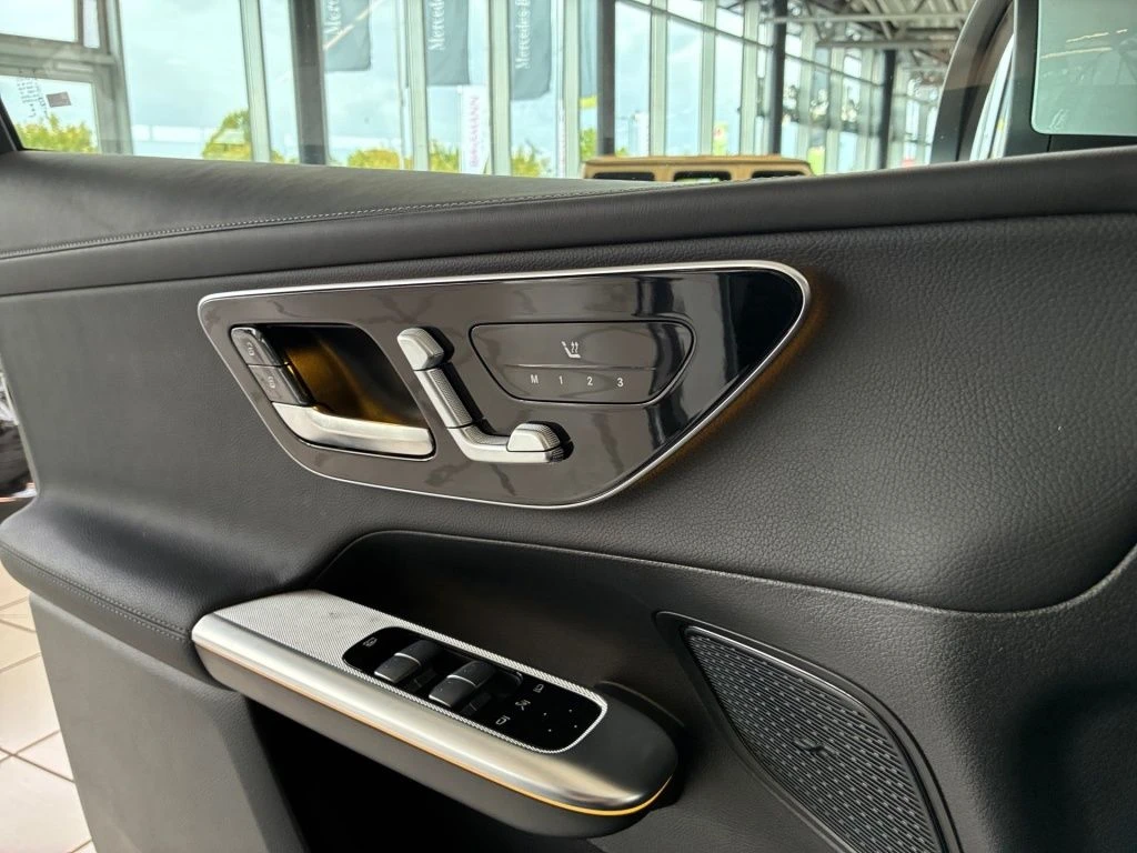Mercedes-Benz-GLC 300 d-image-8