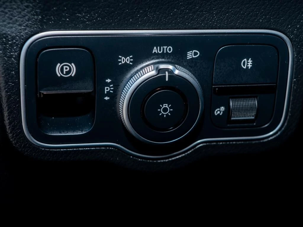 Mercedes-Benz-GLA 200 d-image-14