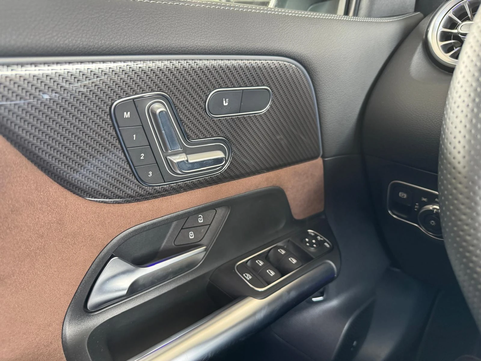 Mercedes-Benz-GLA-image-11