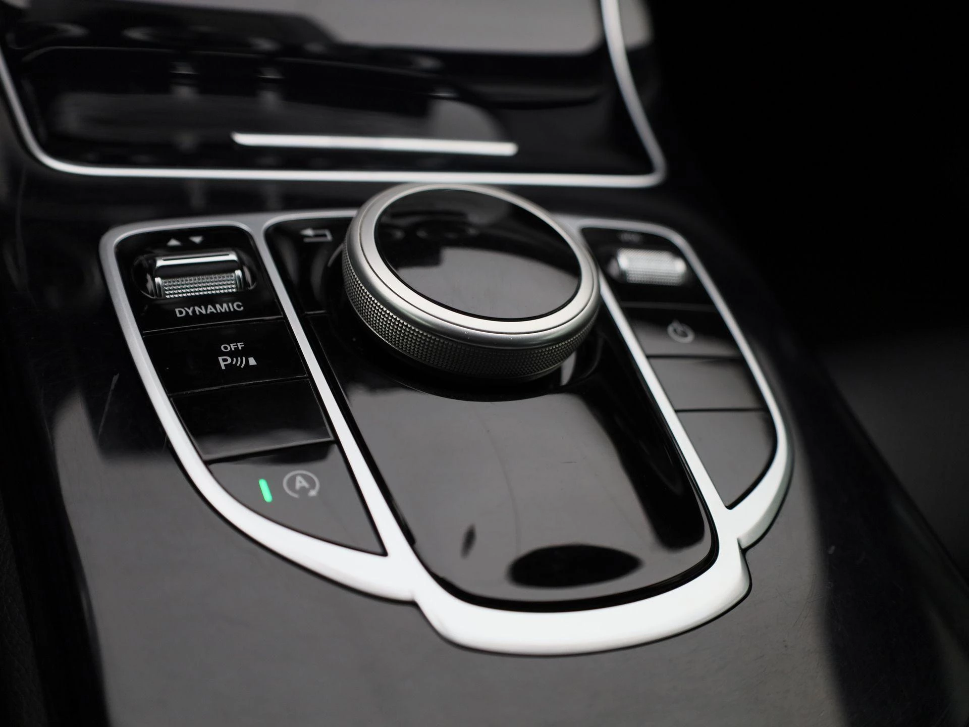 Mercedes-Benz-C-Klasse-image-19