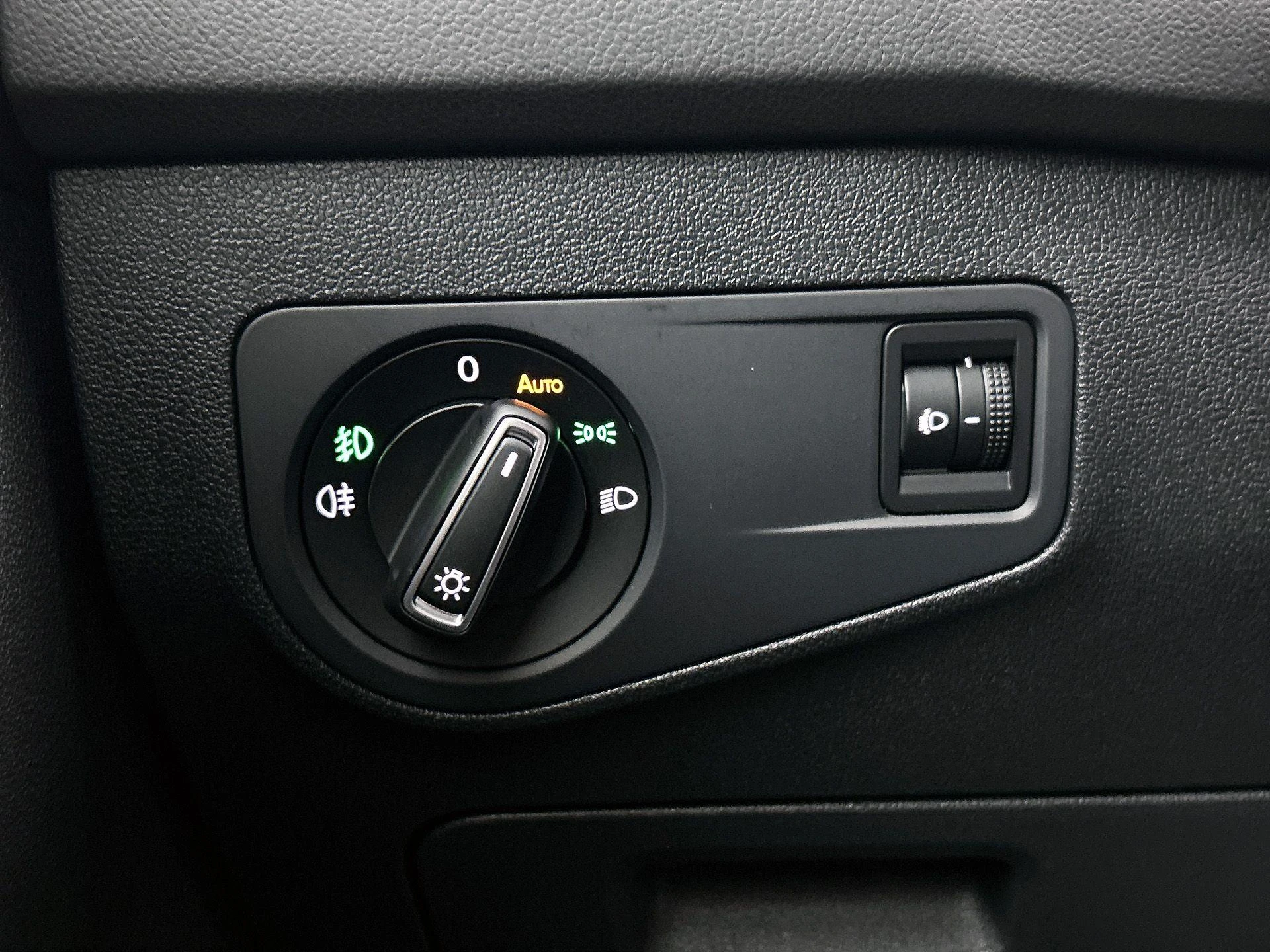 Volkswagen-Tiguan-image-23