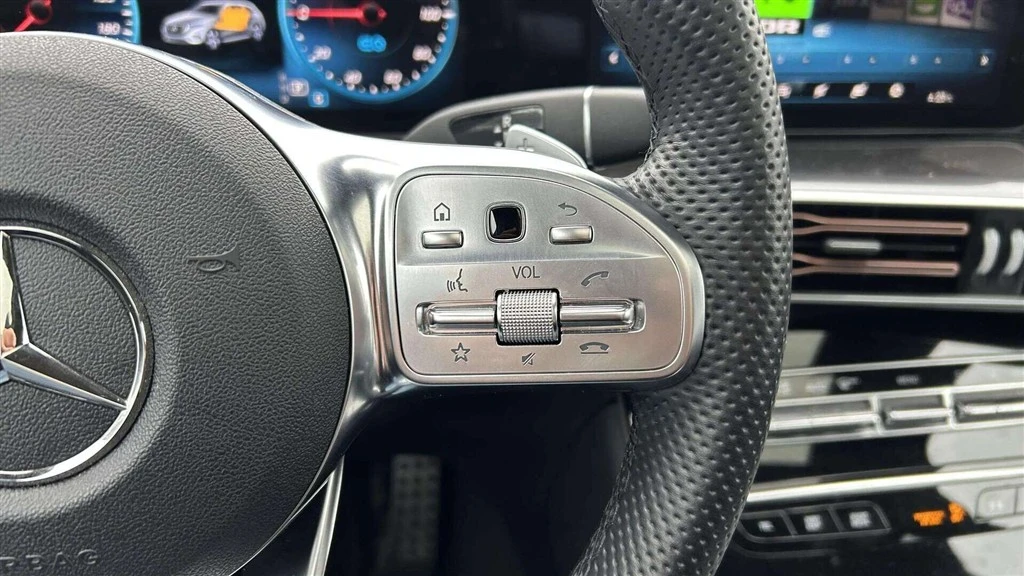 Mercedes-Benz-EQC-image-12