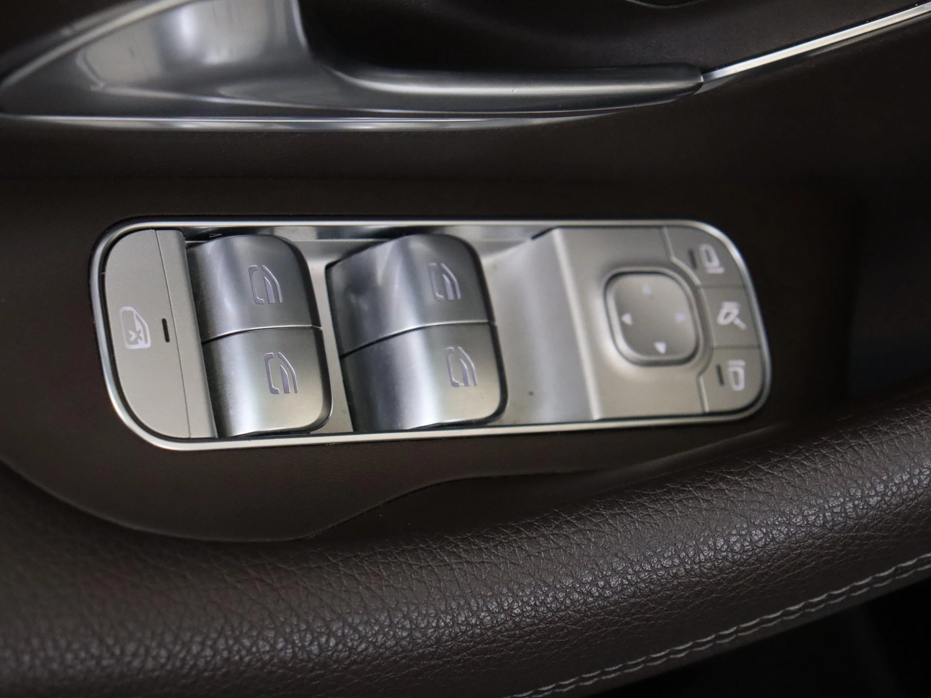 Mercedes-Benz-GLE-image-28
