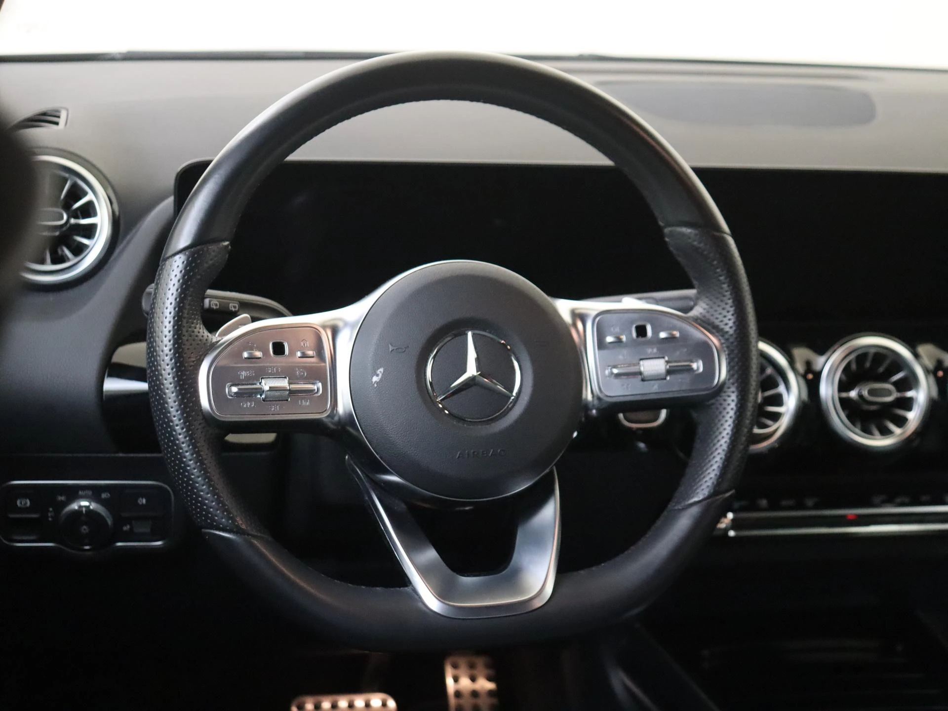 Mercedes-Benz-GLA-image-9