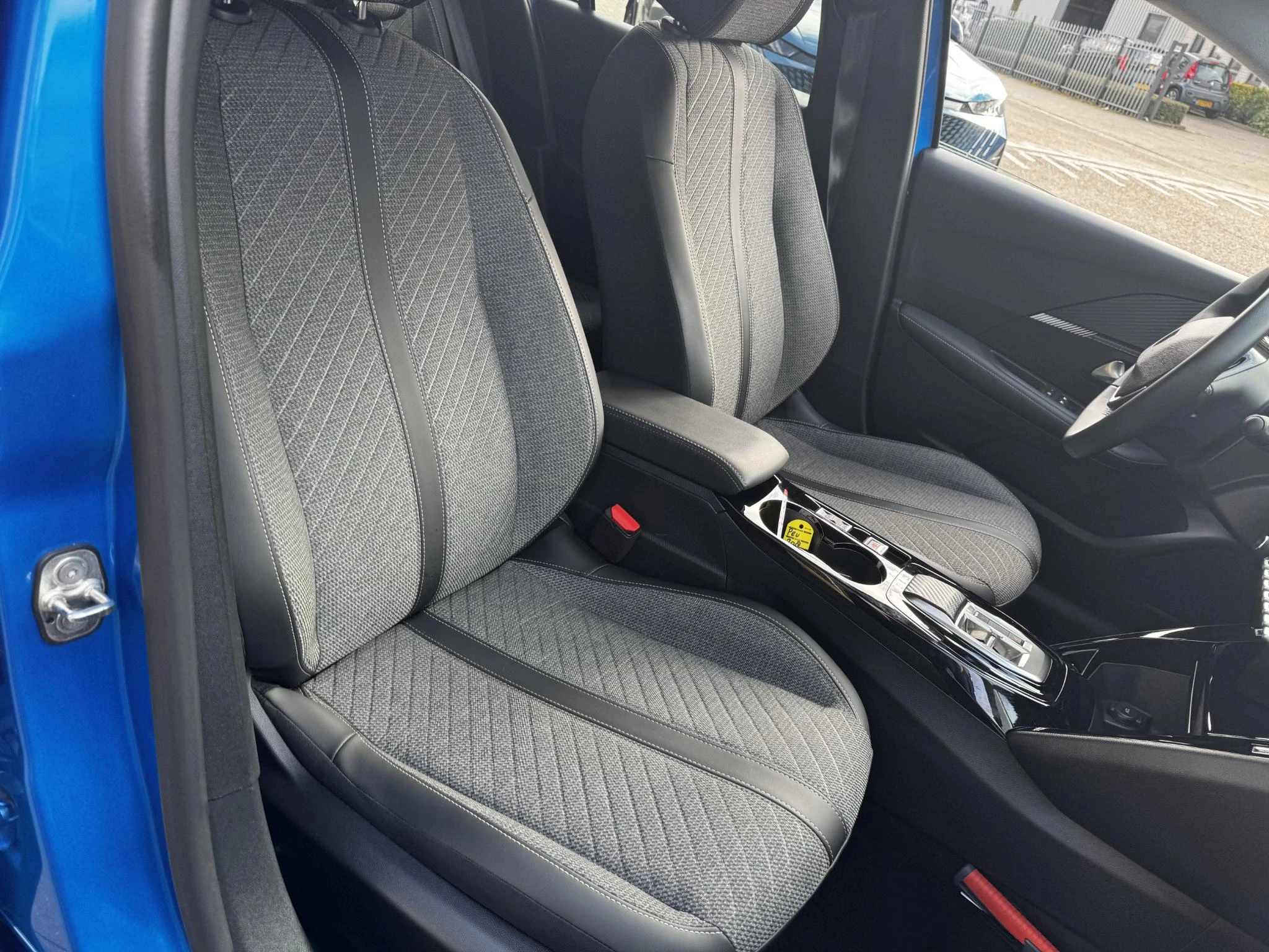 Peugeot-e-208-image-34