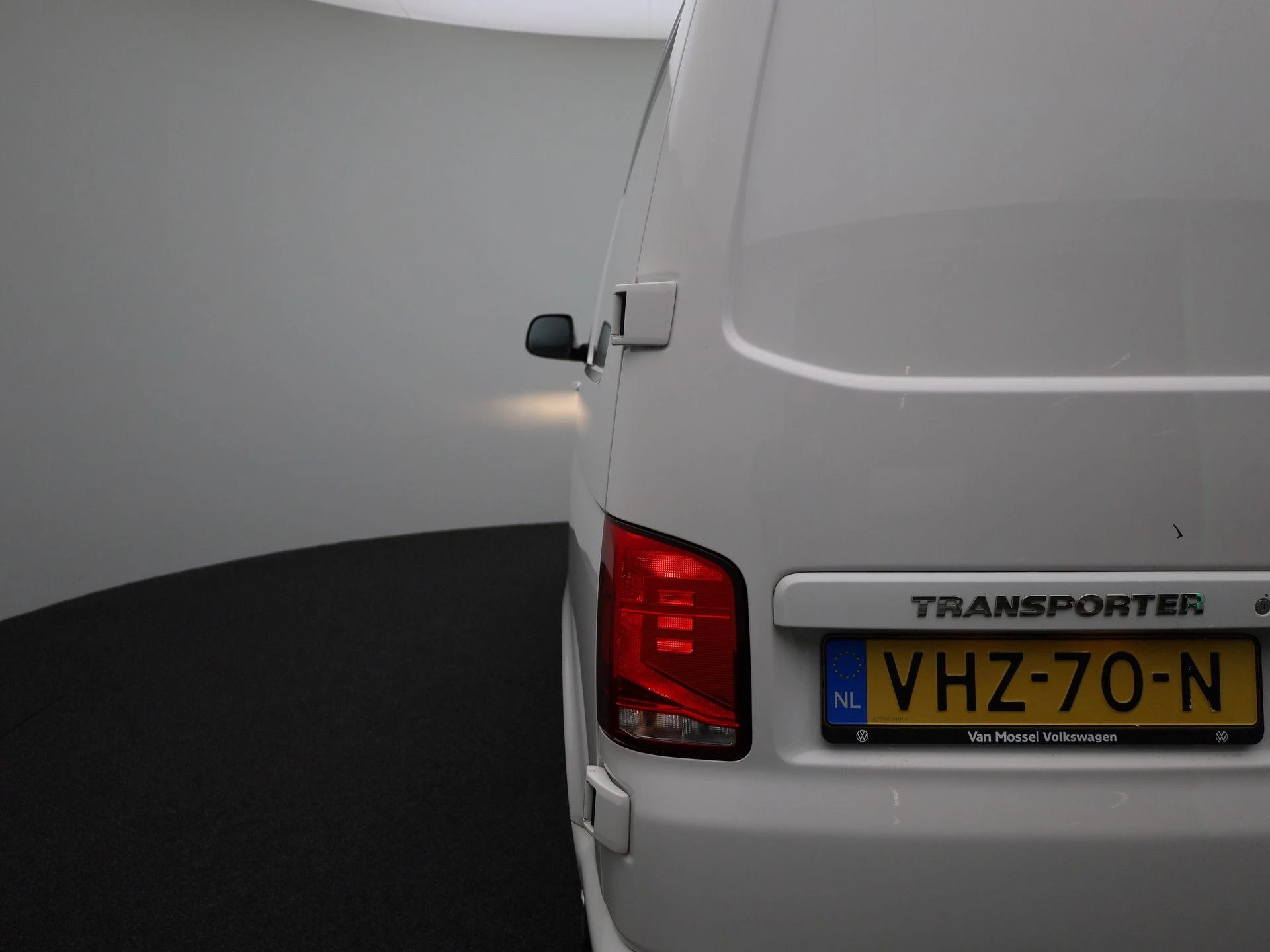 Volkswagen-Transporter-image-27