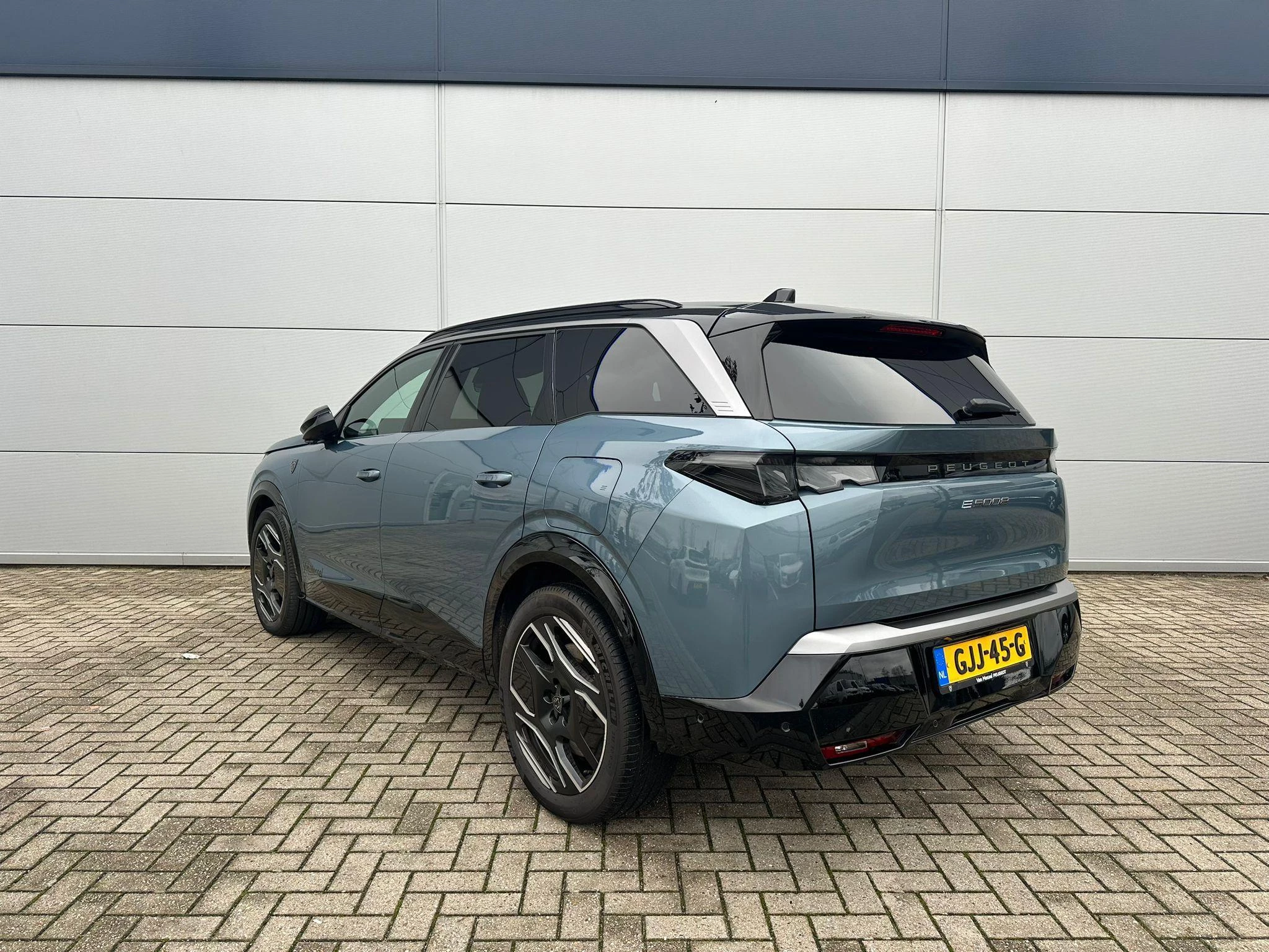 Peugeot e-5008