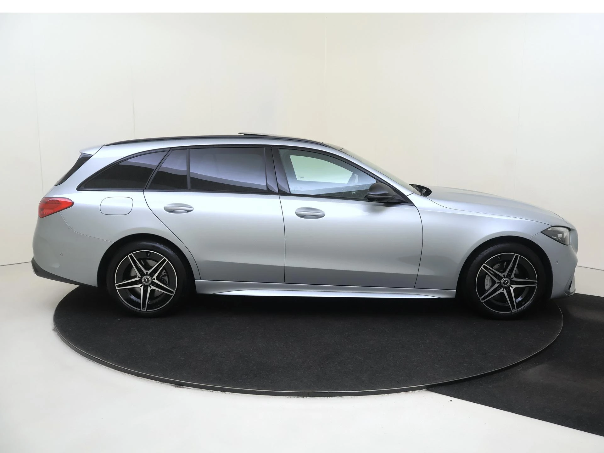 Mercedes-Benz-C-Klasse-image-8