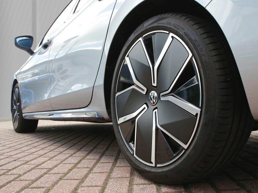 Volkswagen Passat Variant 2.0 TSI 195 kW 4Motion R-Line 19" PANO AHK HUD Navi+VC ACC LED RFK+PDC SHZ