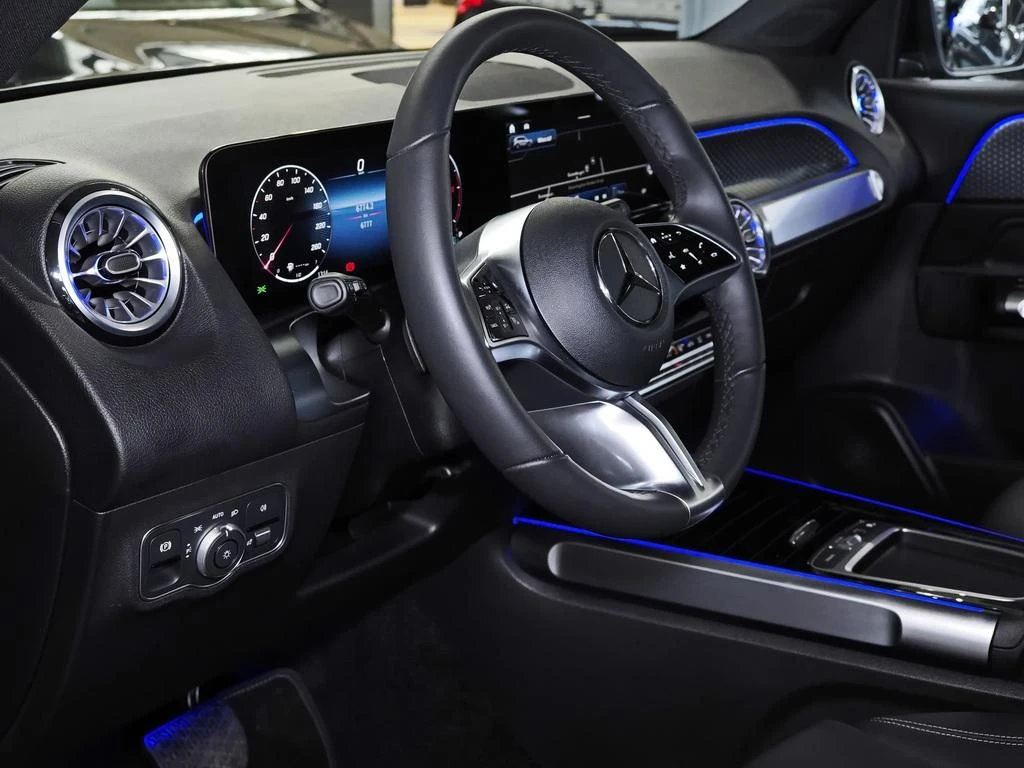 Mercedes-Benz-GLB 200 d-image-9