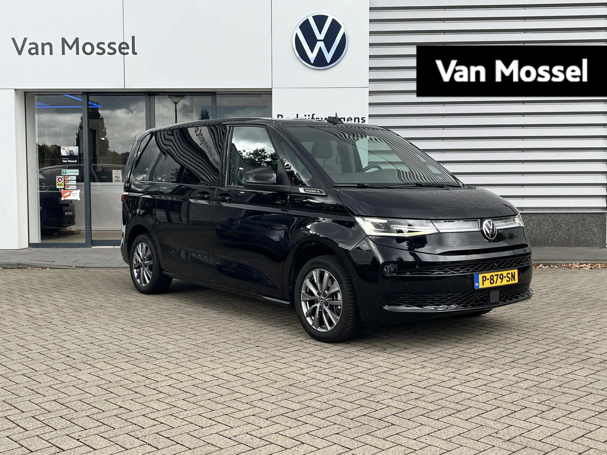 Volkswagen-Multivan-image-0