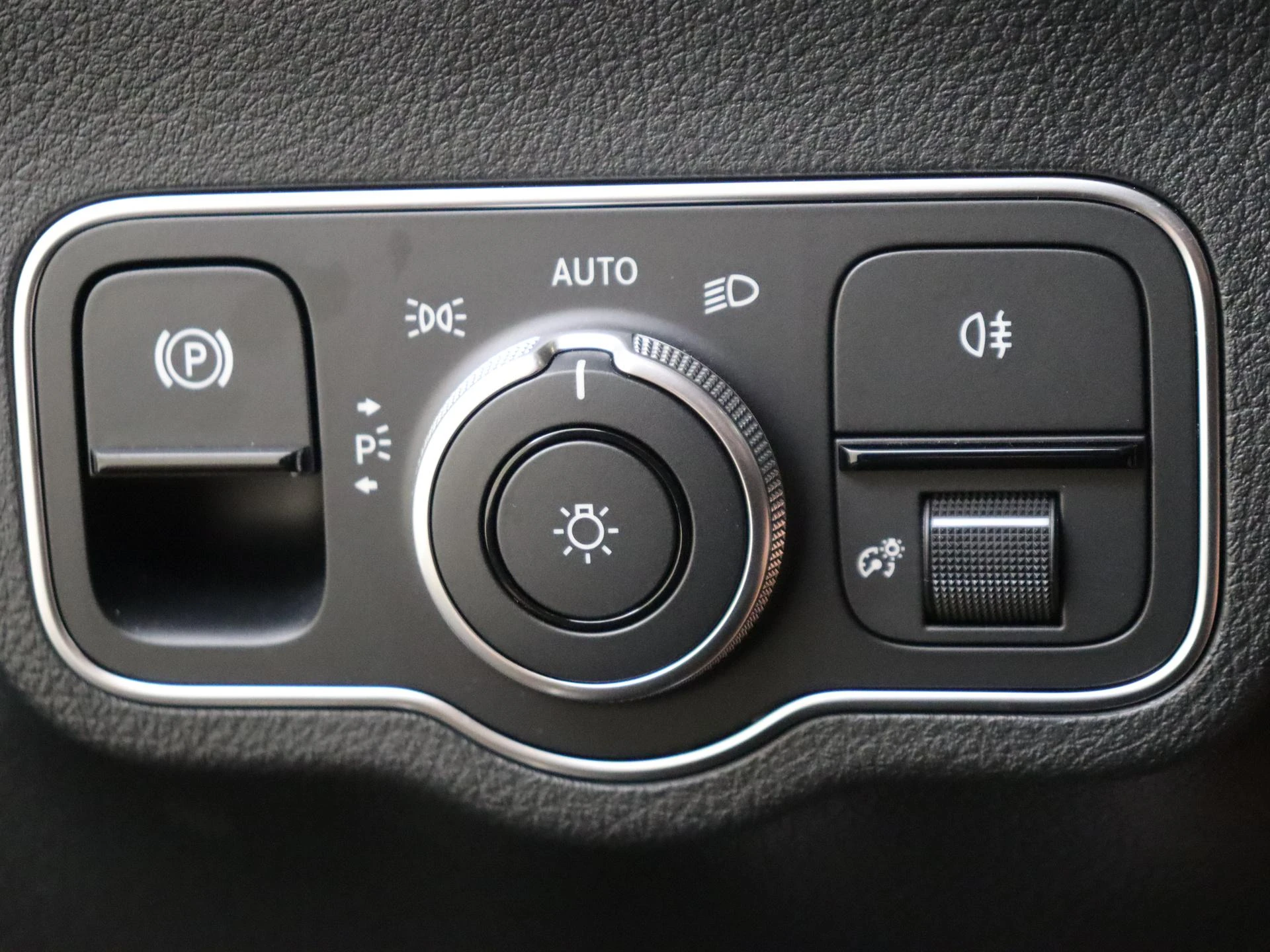 Mercedes-Benz-GLA-image-23