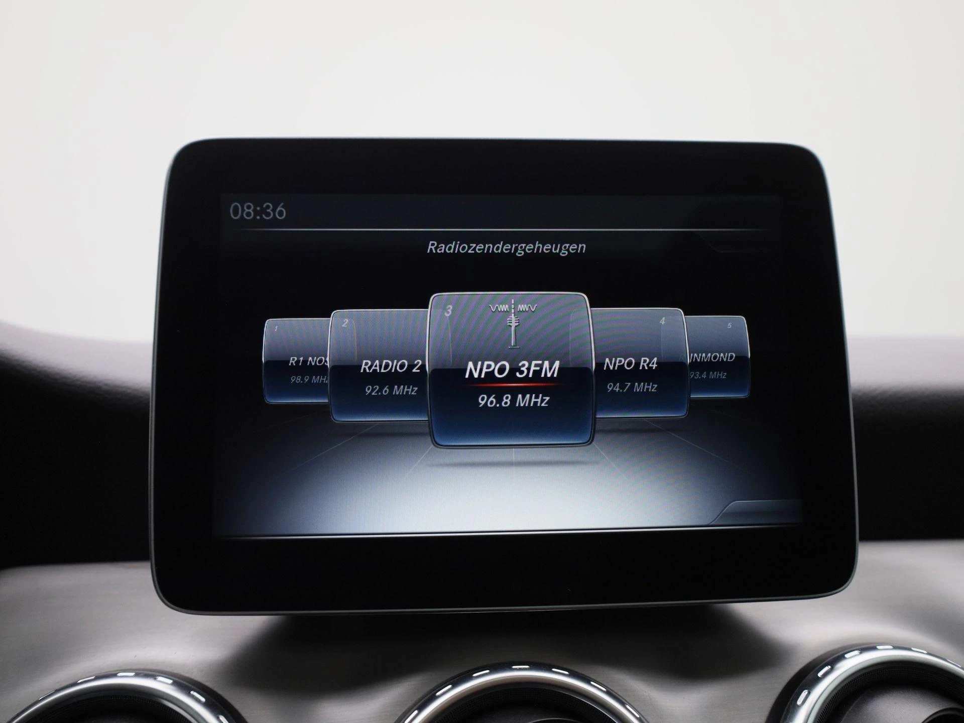 Mercedes-Benz-GLA-image-22