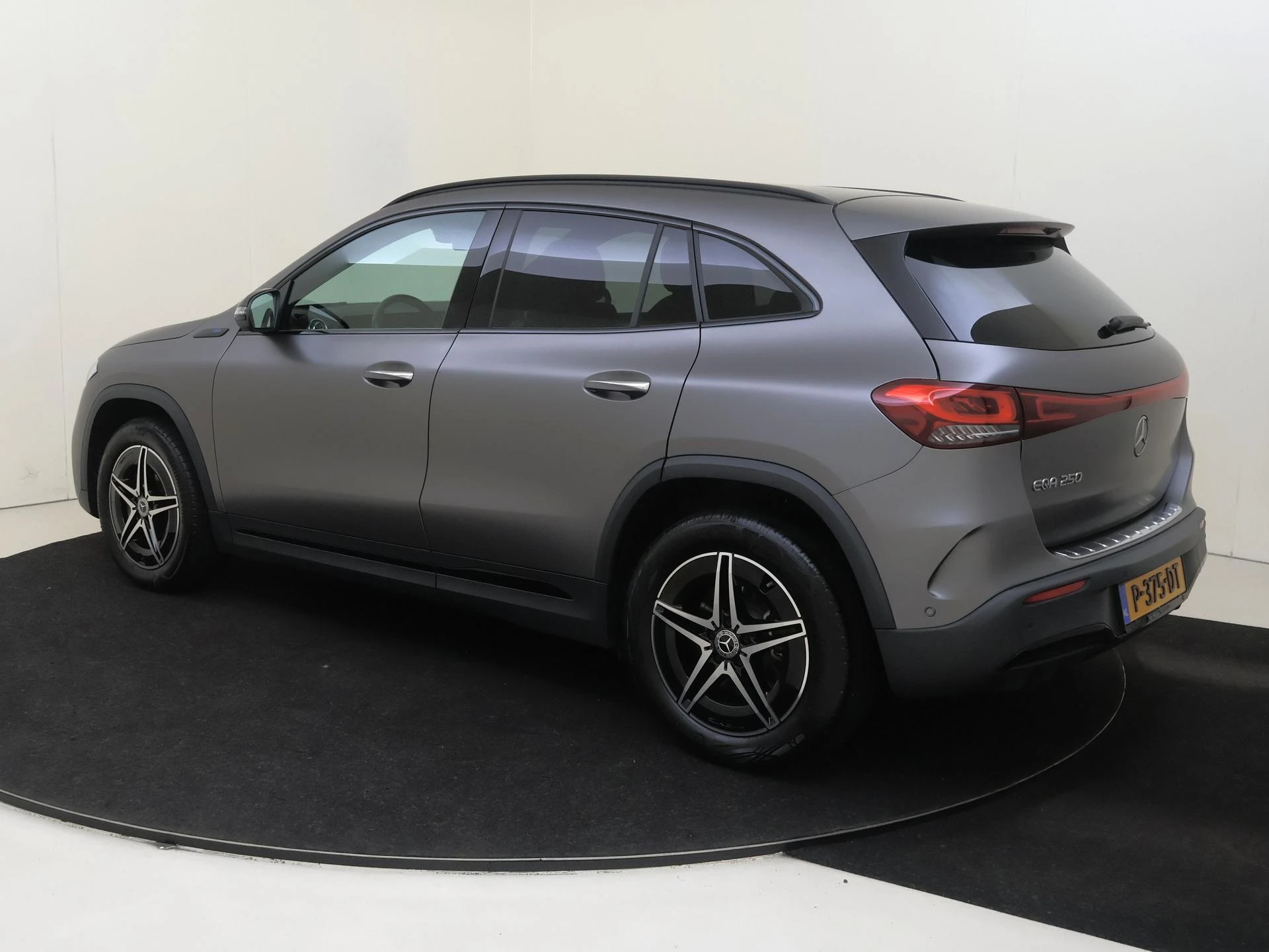 Mercedes-Benz-EQA-image-2