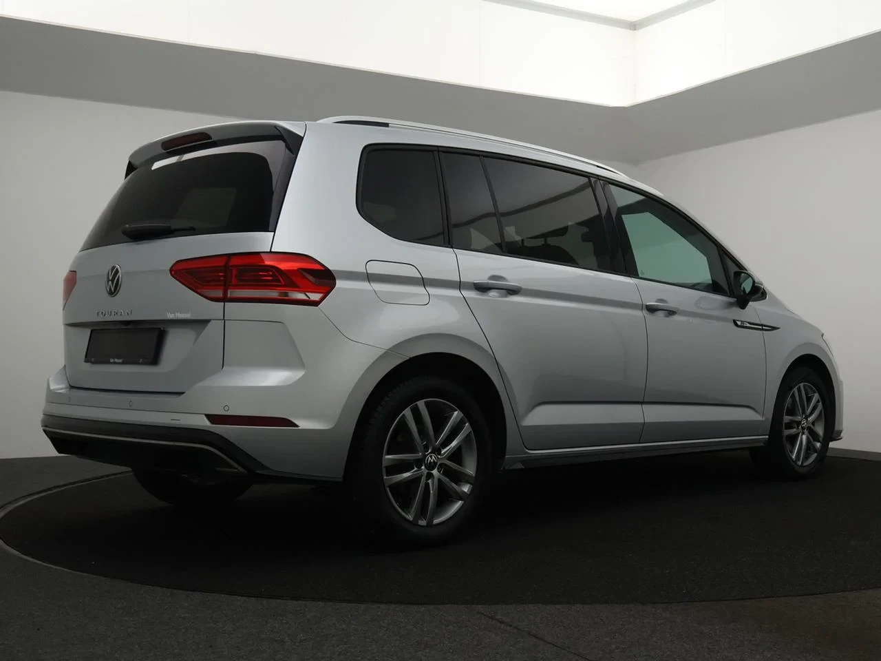 Volkswagen-Touran-image-7