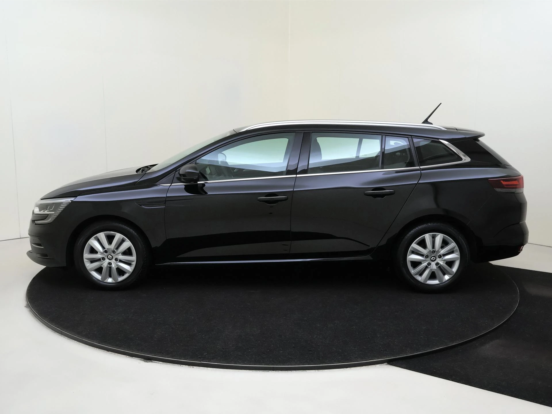 Renault-Mégane Estate-image-7