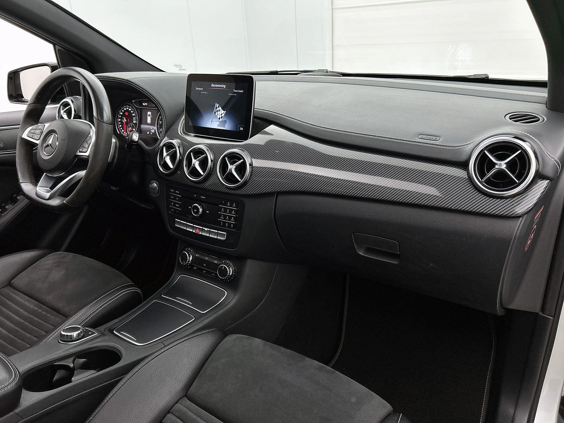 Mercedes-Benz-B-Klasse-image-18