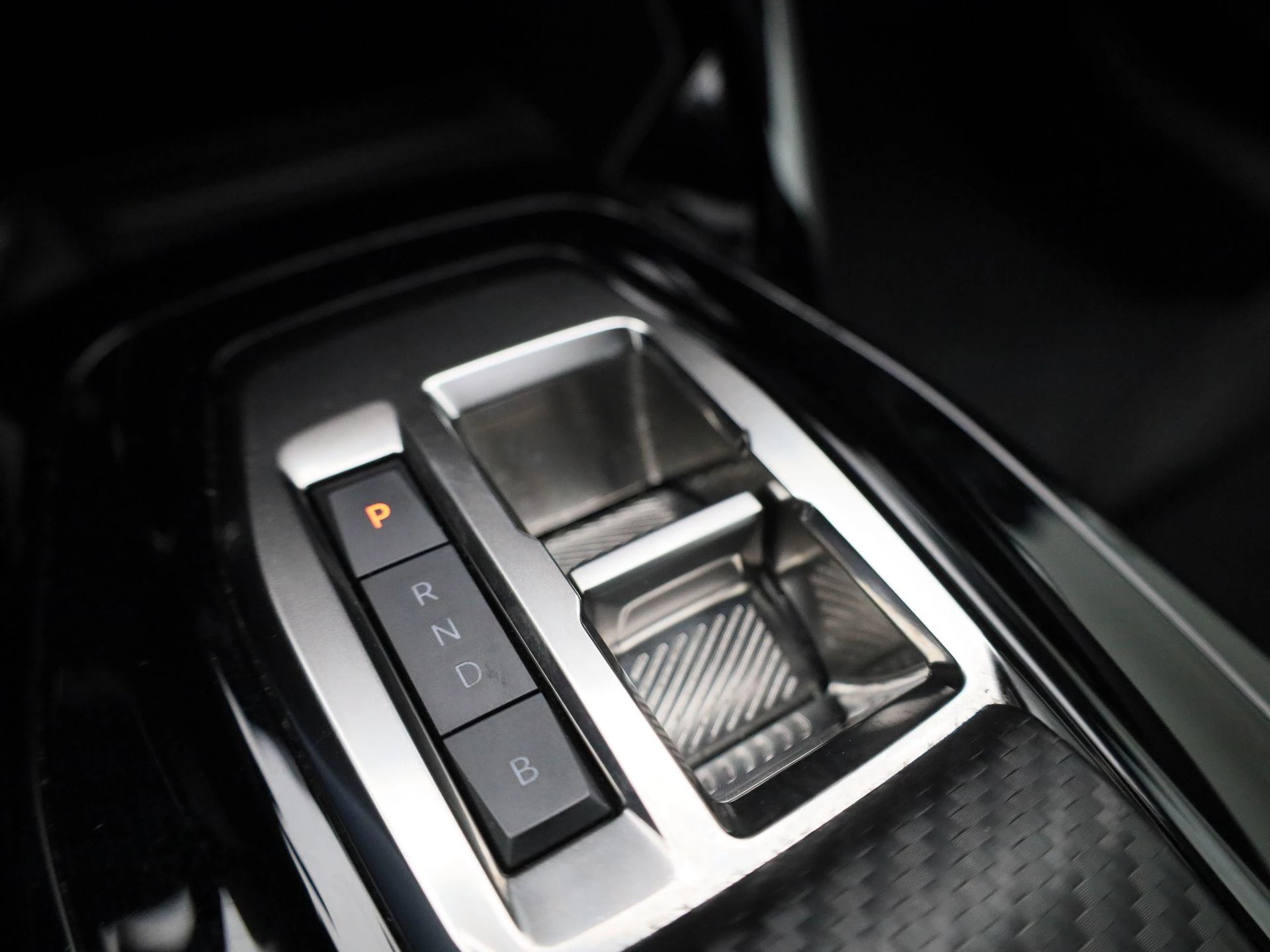 Peugeot-e-208-image-28