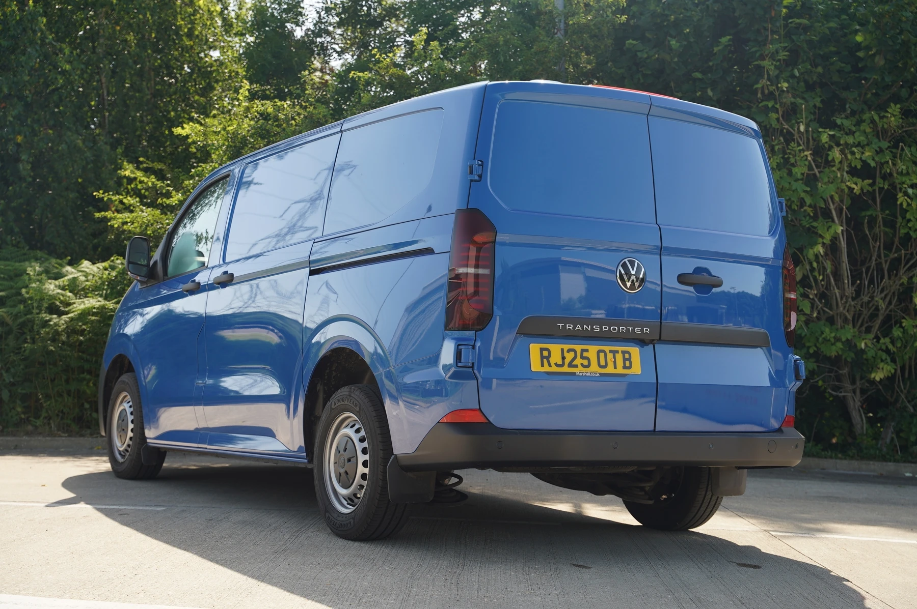 Volkswagen-Transporter-image-2