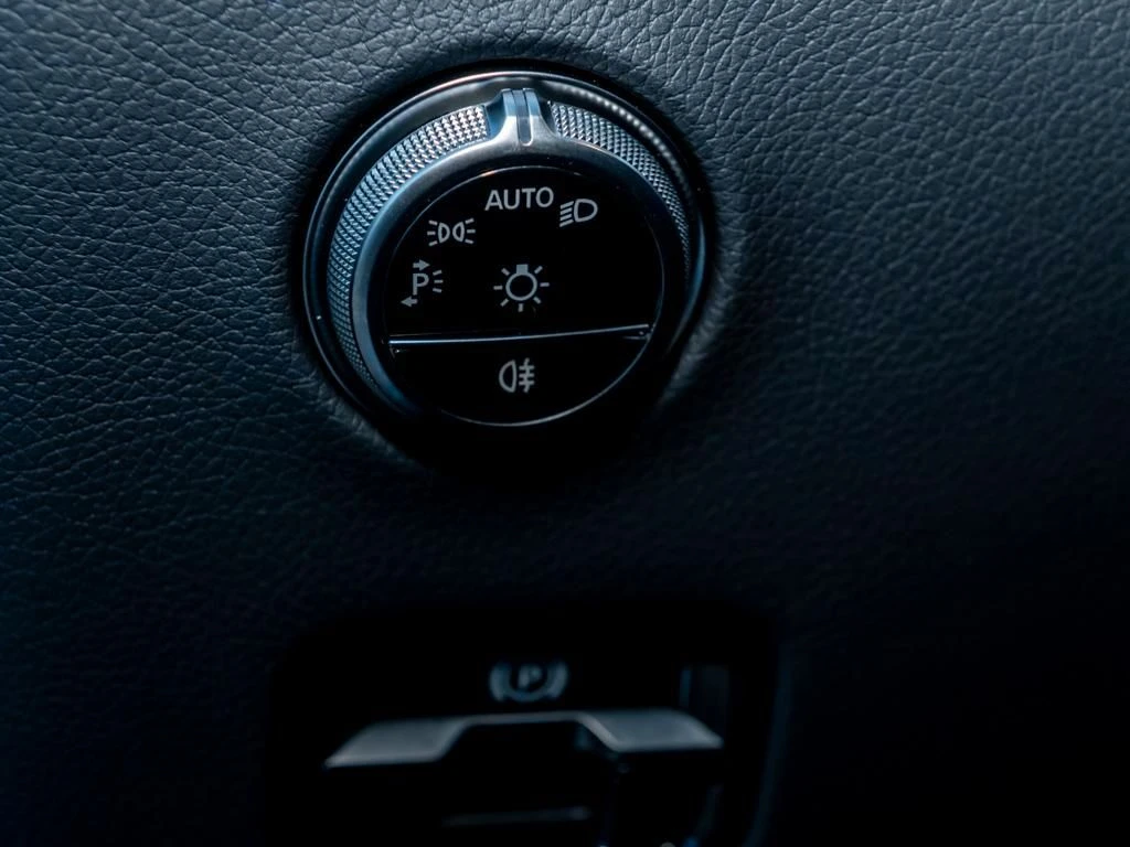 Mercedes-Benz-GLC 300 d-image-14