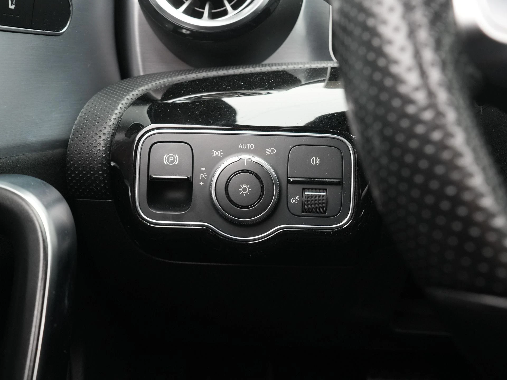 Mercedes-Benz-CLA-image-27