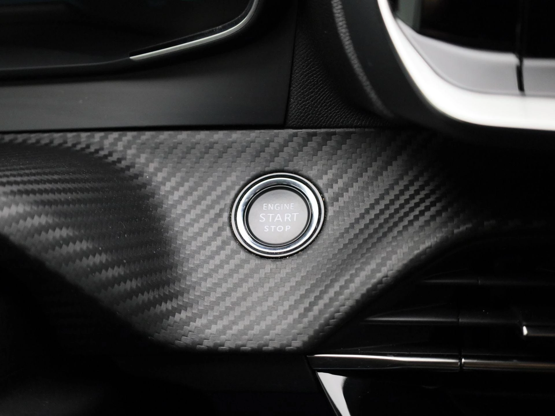 Peugeot-e-208-image-23
