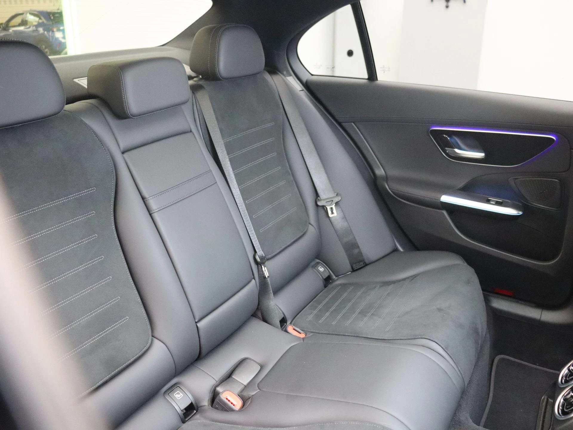 Mercedes-Benz-C-Klasse-image-14