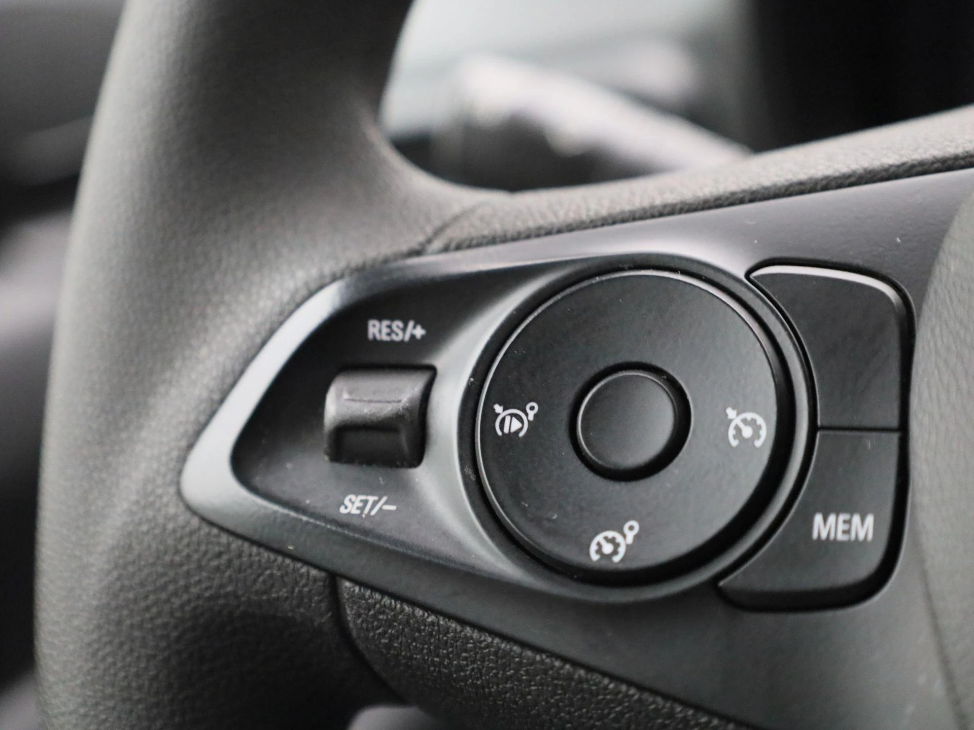 Opel-Combo Life-image-21