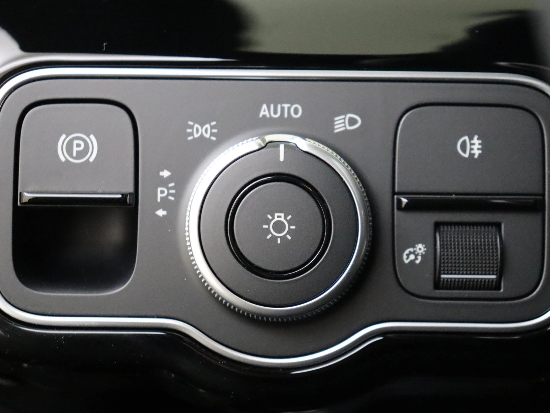 Mercedes-Benz-CLA-image-25