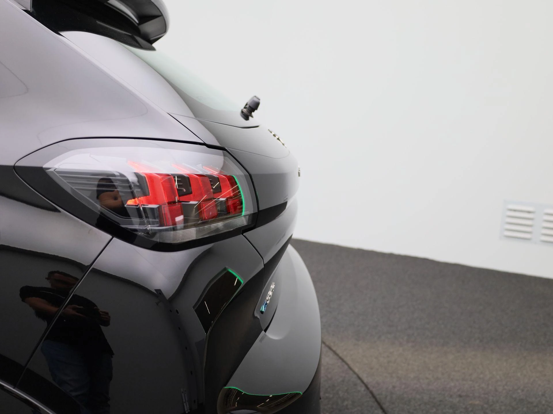 Peugeot-e-208-image-41