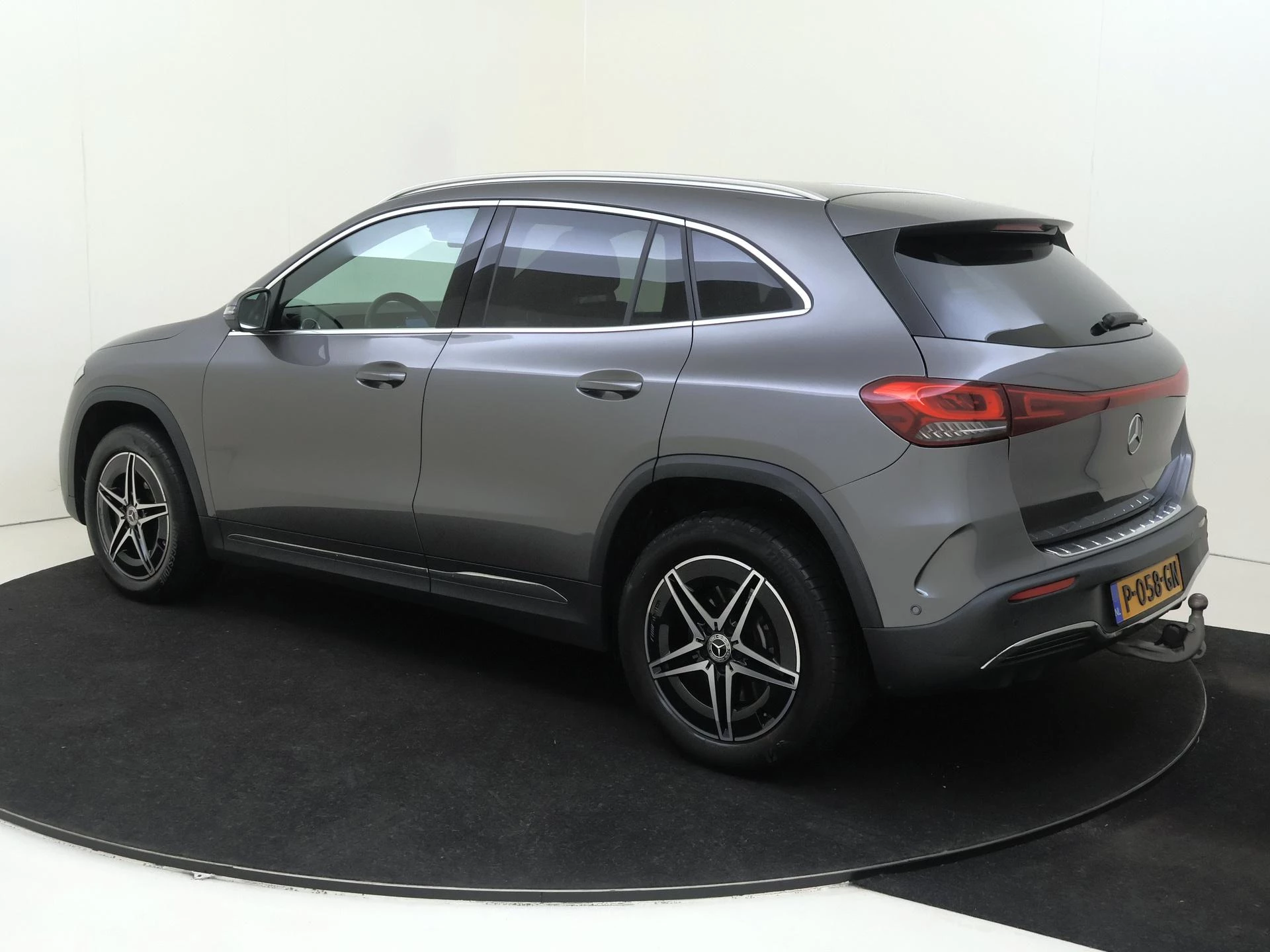 Mercedes-Benz-EQA-image-2