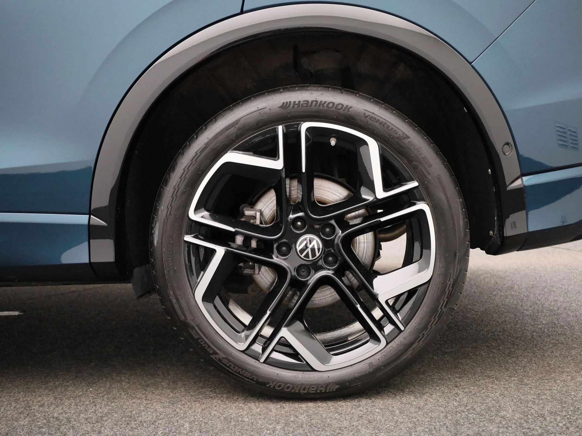 Volkswagen-Tiguan-image-12